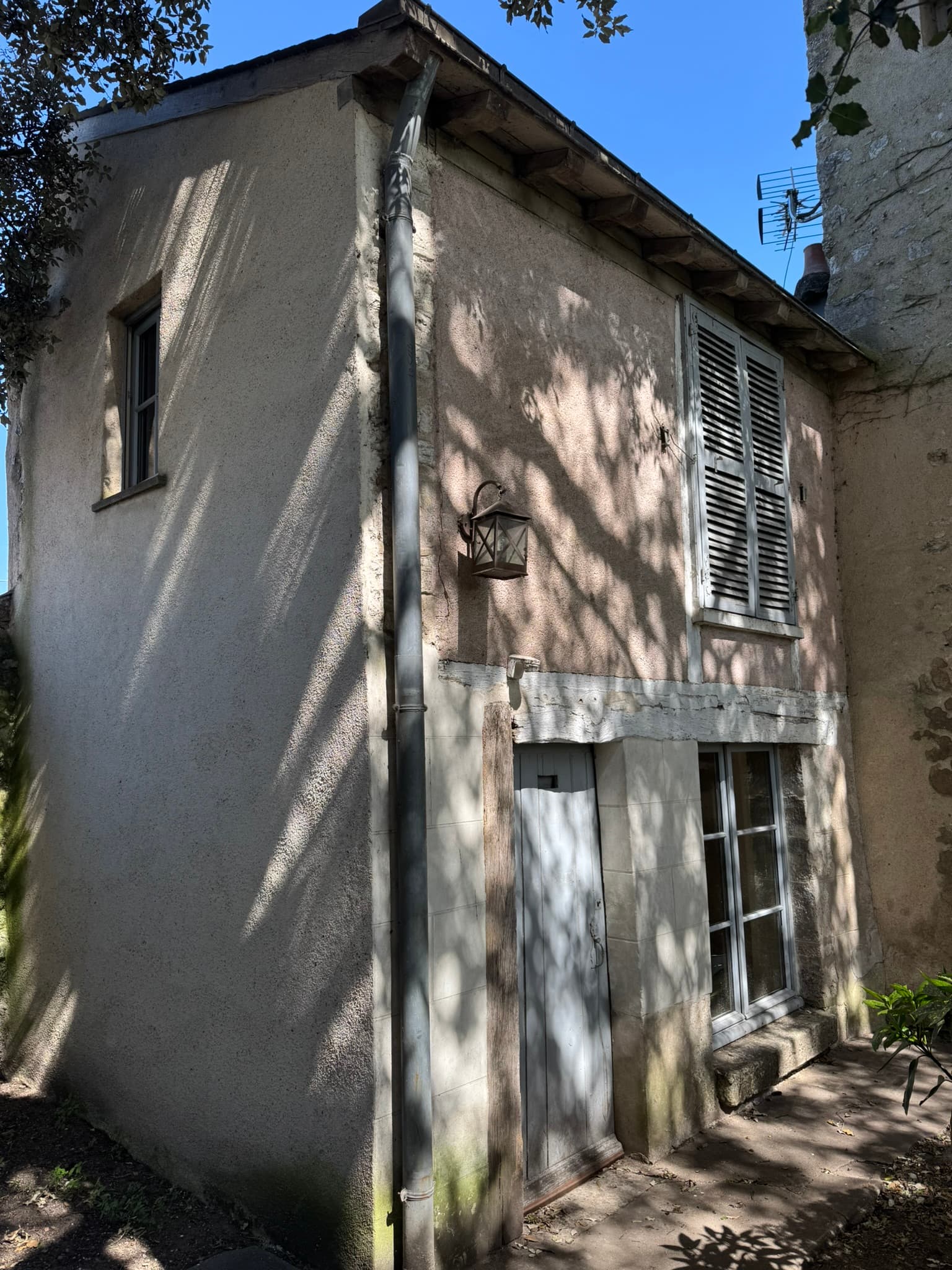 Façade de l'Atelier Paget, au fond du jardin de la Maison Paget